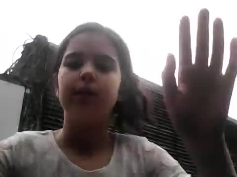 Romaissa Didi en haar stomme kut video over de Hyps trend van vroeger
