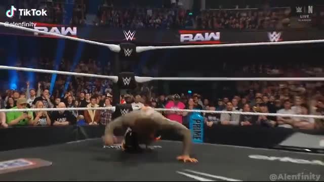 Jey Uso se tropezo con un insecto
